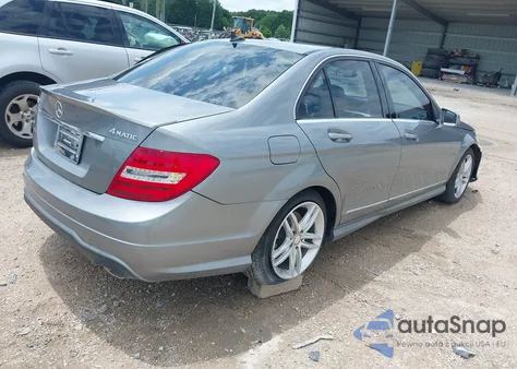 2013 Mercedes-Benz C 300 Luxury 4Matic/Sport 4Matic z USA, uszkodzony, nr VIN WDDGF8AB1DR291773